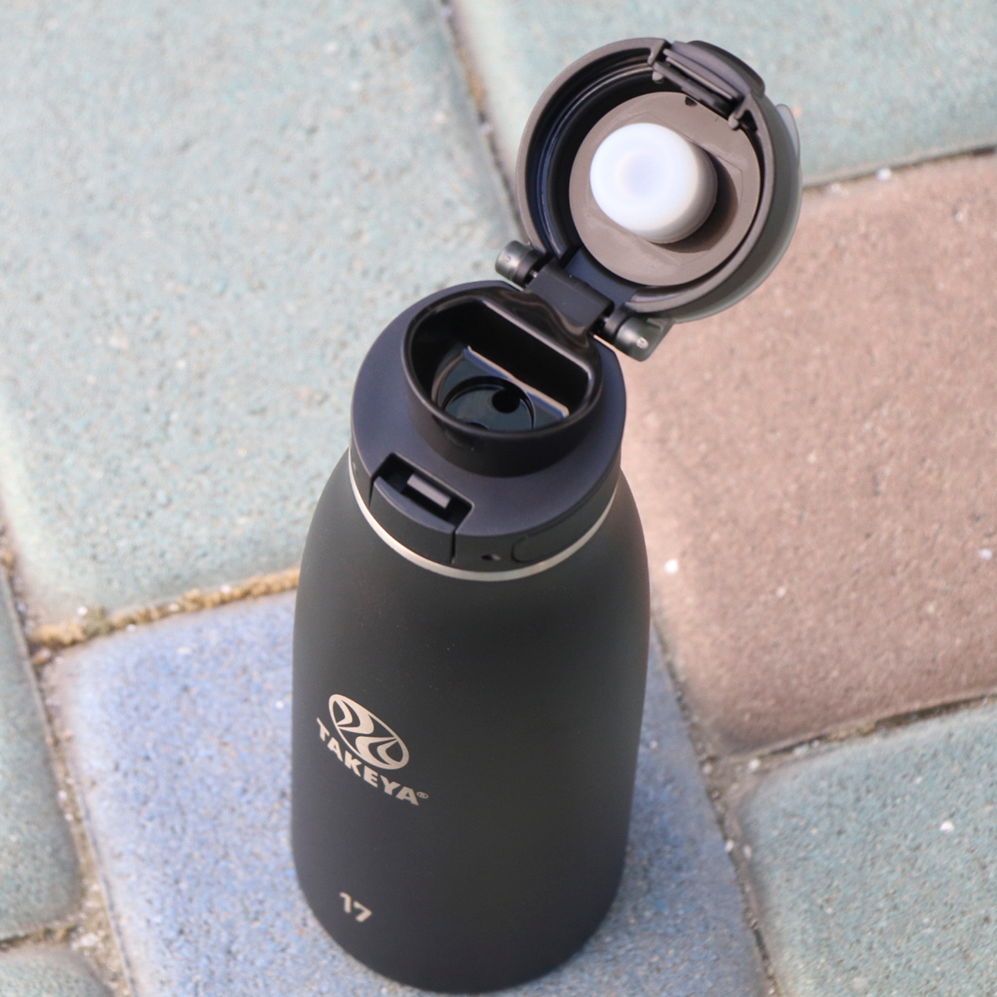 traveler-fliplocktm-lid-i0 96076-R-TravelerLid-Lifestyle-Onyx.png